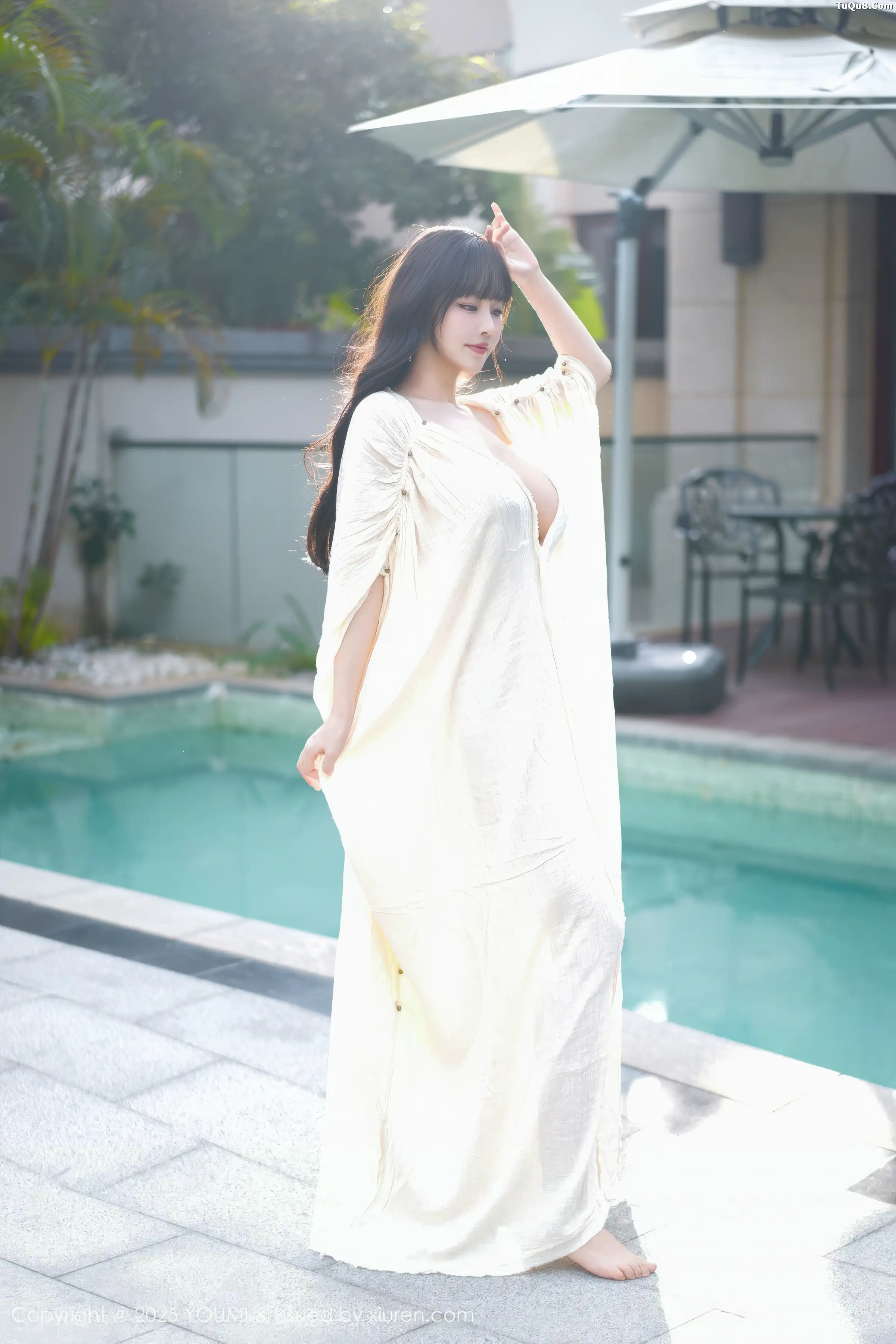 [YouMi尤蜜荟]Vol.1185_女神朱可儿Flora户外泳池性感浅色浴袍秀雪峰美臀撩人诱惑写真85P