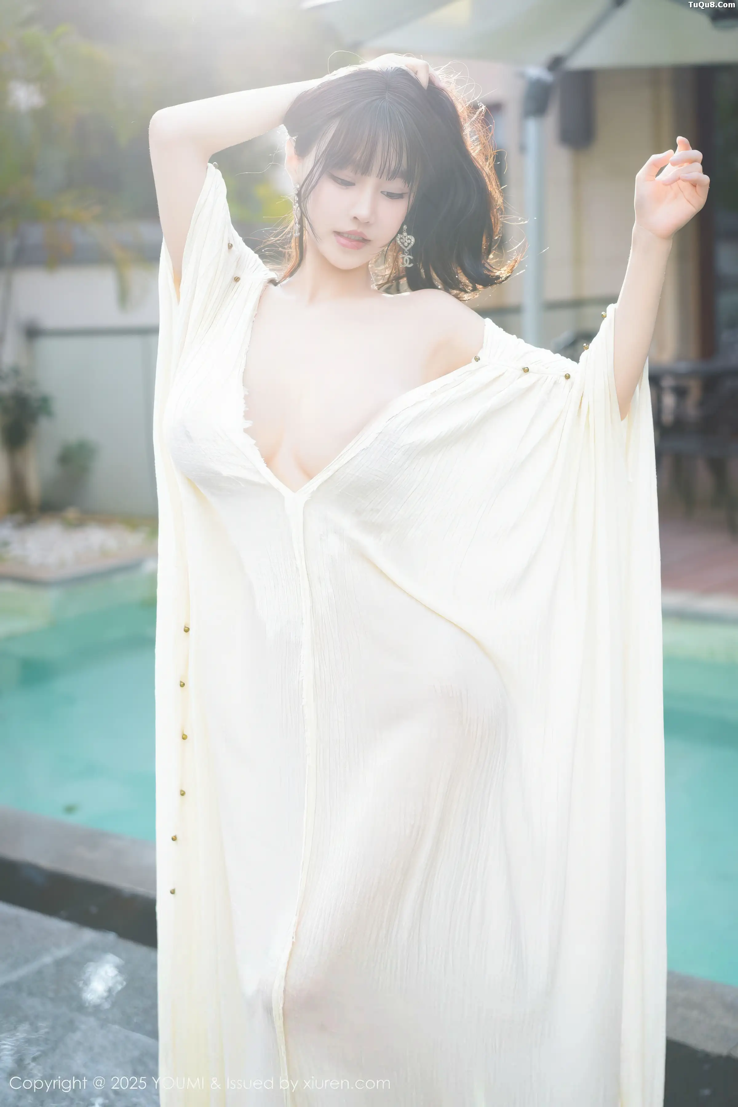 [YouMi尤蜜荟]Vol.1185_女神朱可儿Flora户外泳池性感浅色浴袍秀雪峰美臀撩人诱惑写真85P