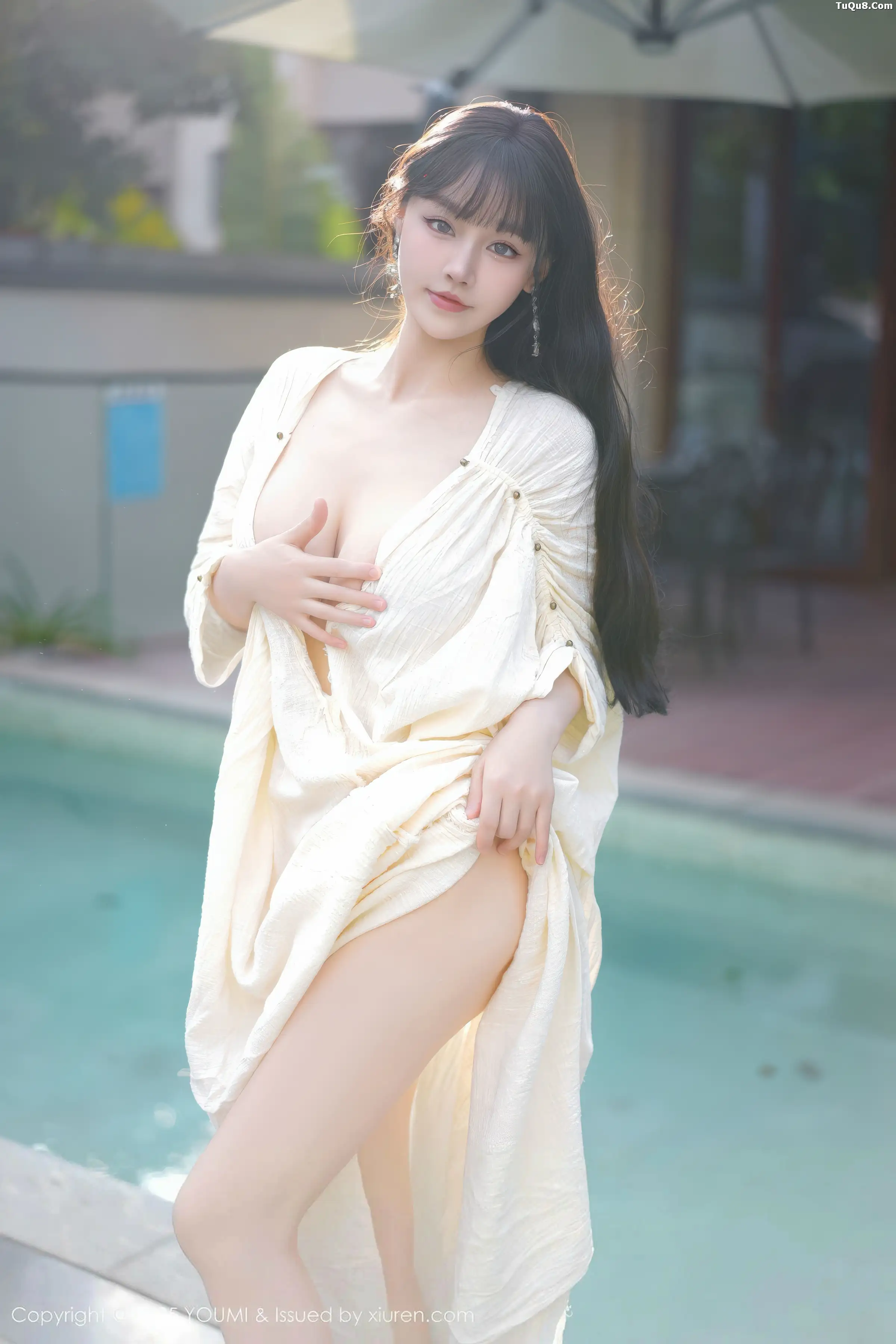 [YouMi尤蜜荟]Vol.1185_女神朱可儿Flora户外泳池性感浅色浴袍秀雪峰美臀撩人诱惑写真85P