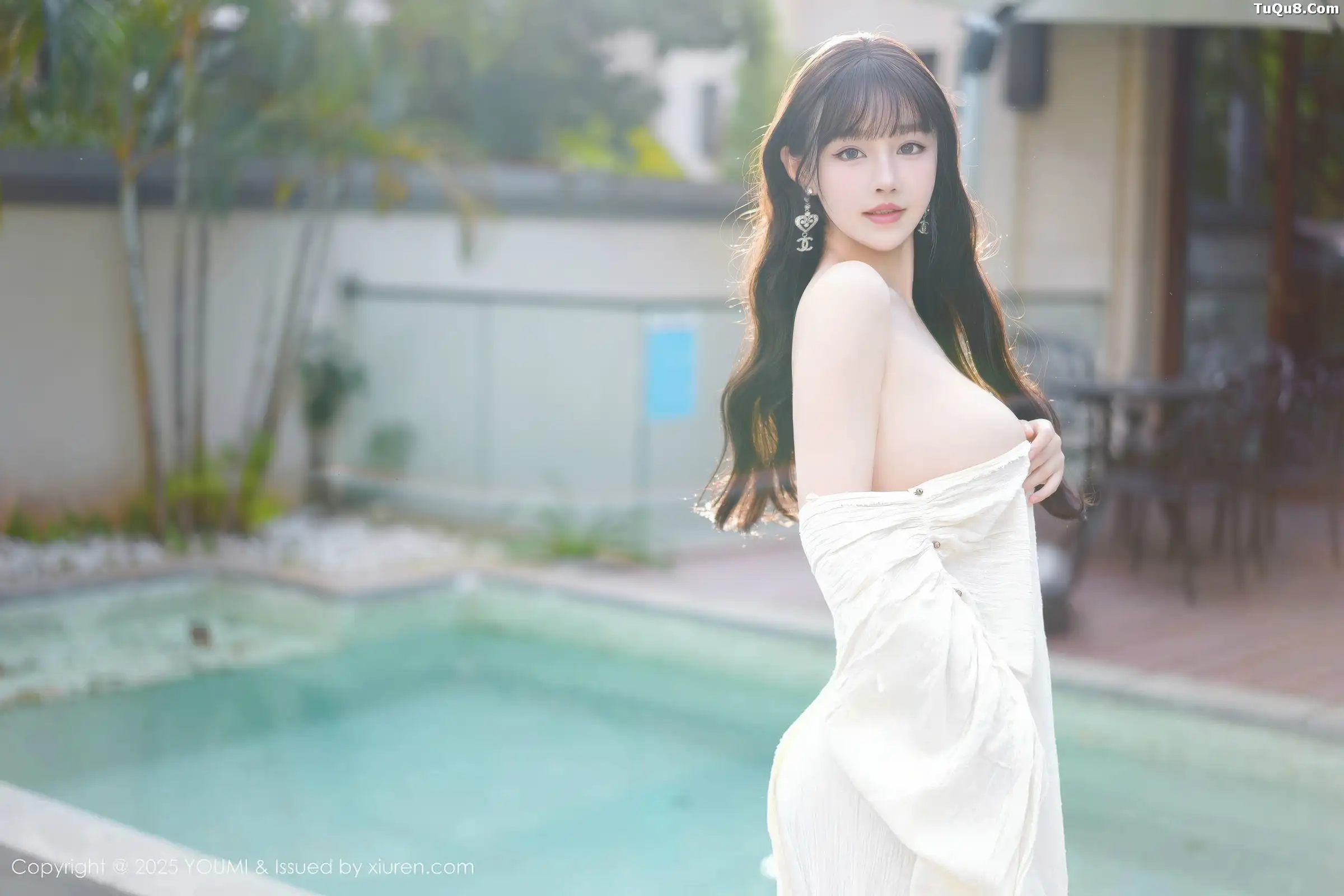 [YouMi尤蜜荟]Vol.1185_女神朱可儿Flora户外泳池性感浅色浴袍秀雪峰美臀撩人诱惑写真85P