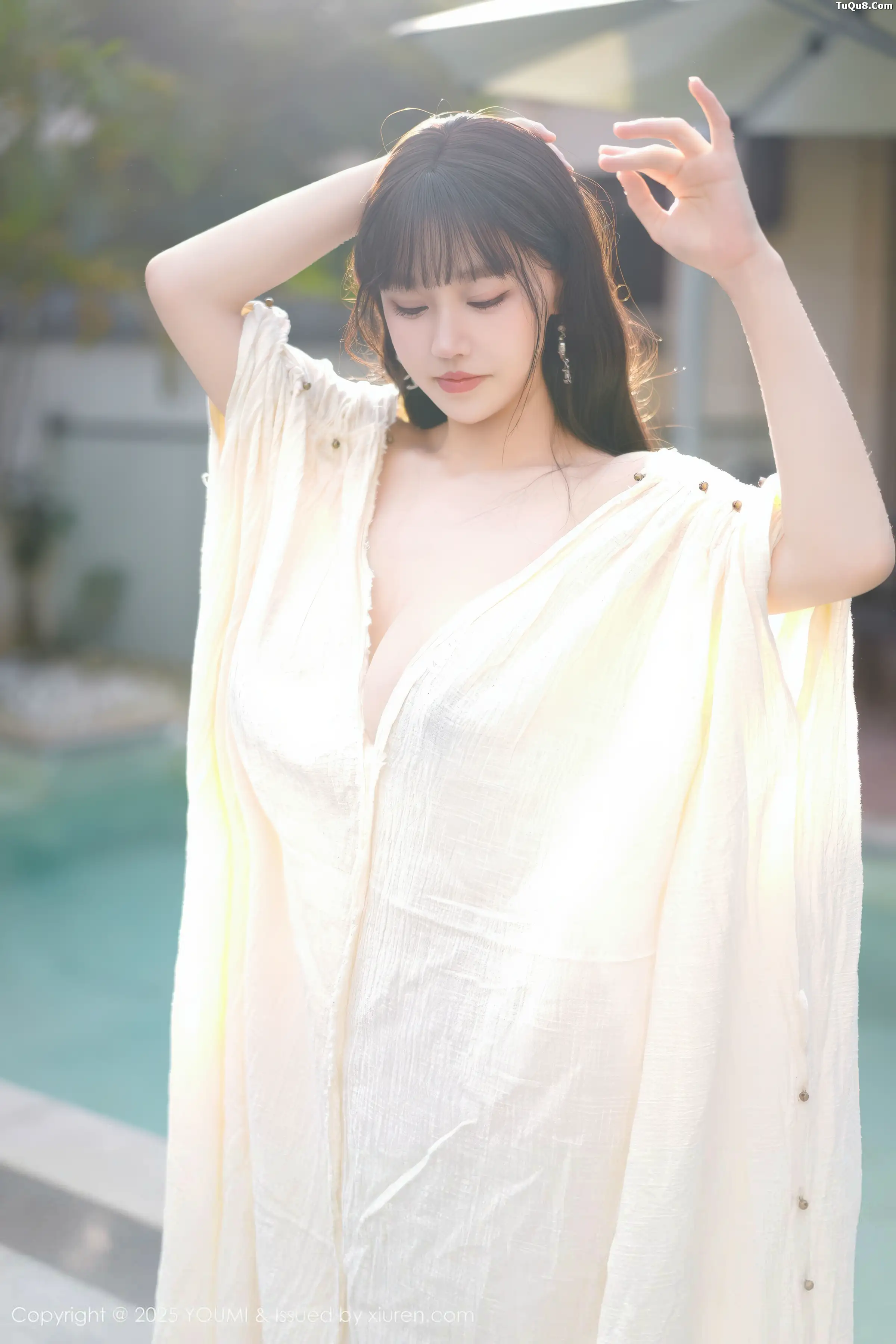 [YouMi尤蜜荟]Vol.1185_女神朱可儿Flora户外泳池性感浅色浴袍秀雪峰美臀撩人诱惑写真85P