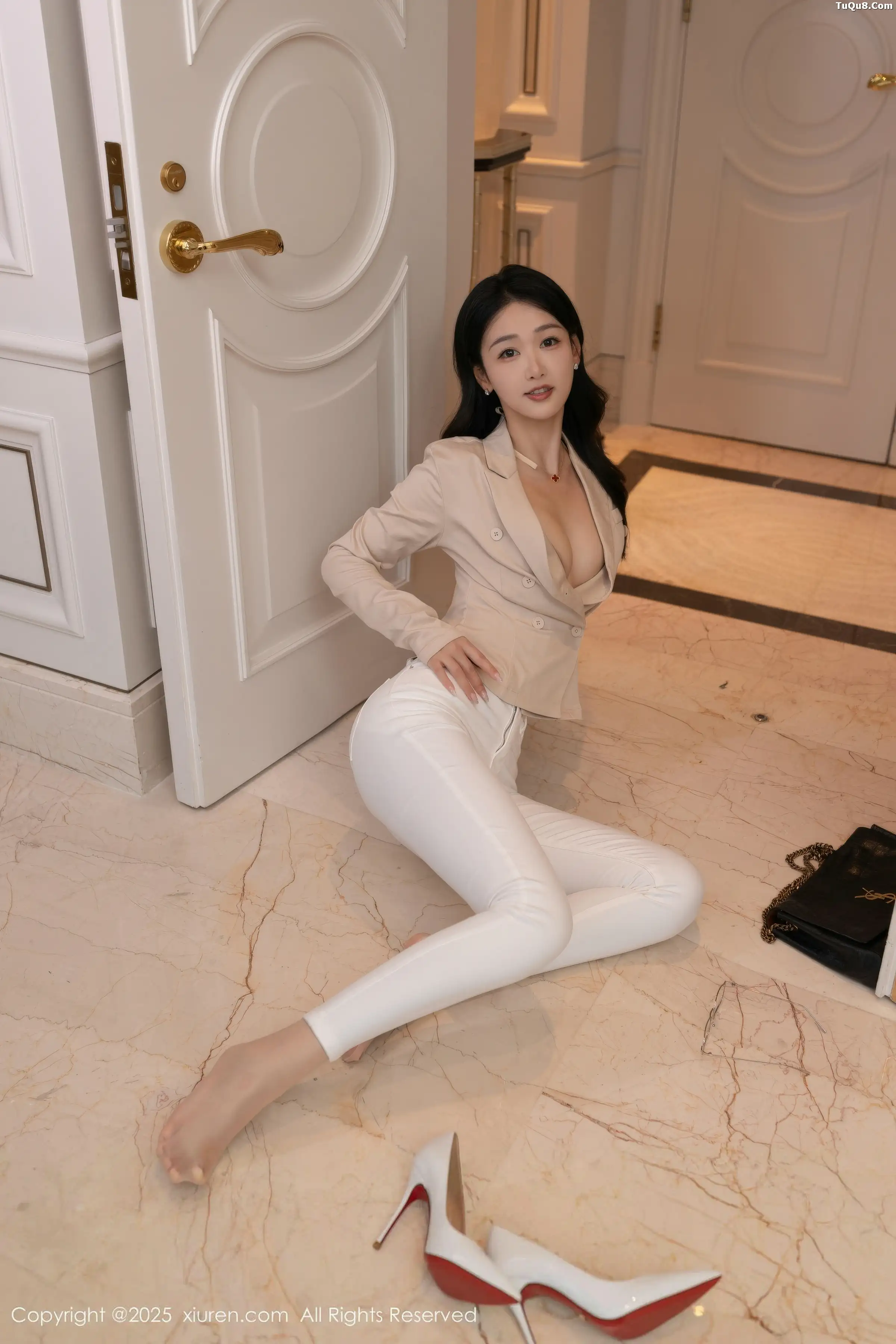 [[XiuRen秀人网]秀人网]No.11053_模特唐安琪性感OL服饰露浅色内衣配超薄肉丝秀曼妙身姿诱惑写真84P