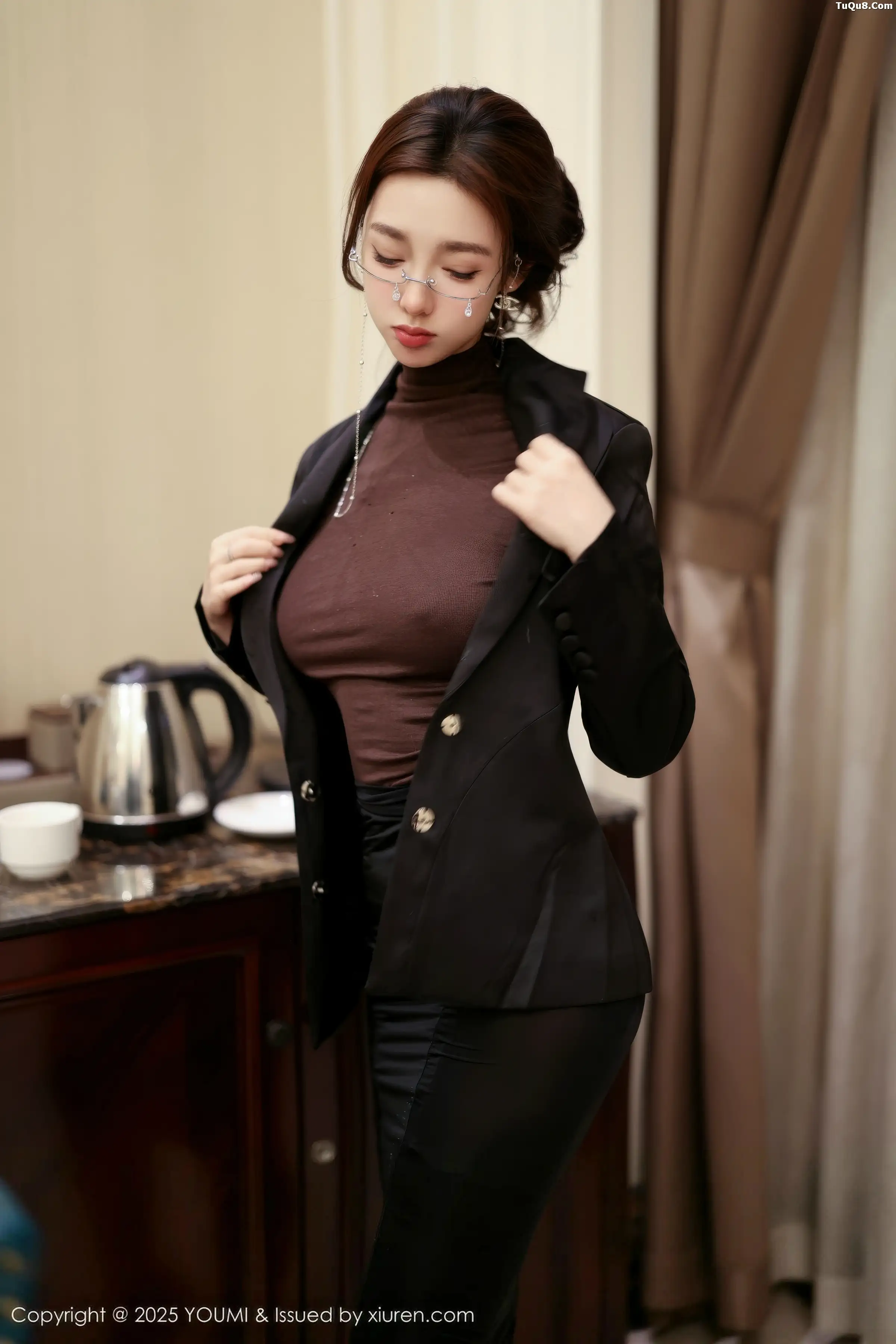 [YouMi尤蜜荟]Vol.1186_模特Twins-桃桃性感黑色西服配黑丝吊袜秀曼妙身姿迷人诱惑写真100P