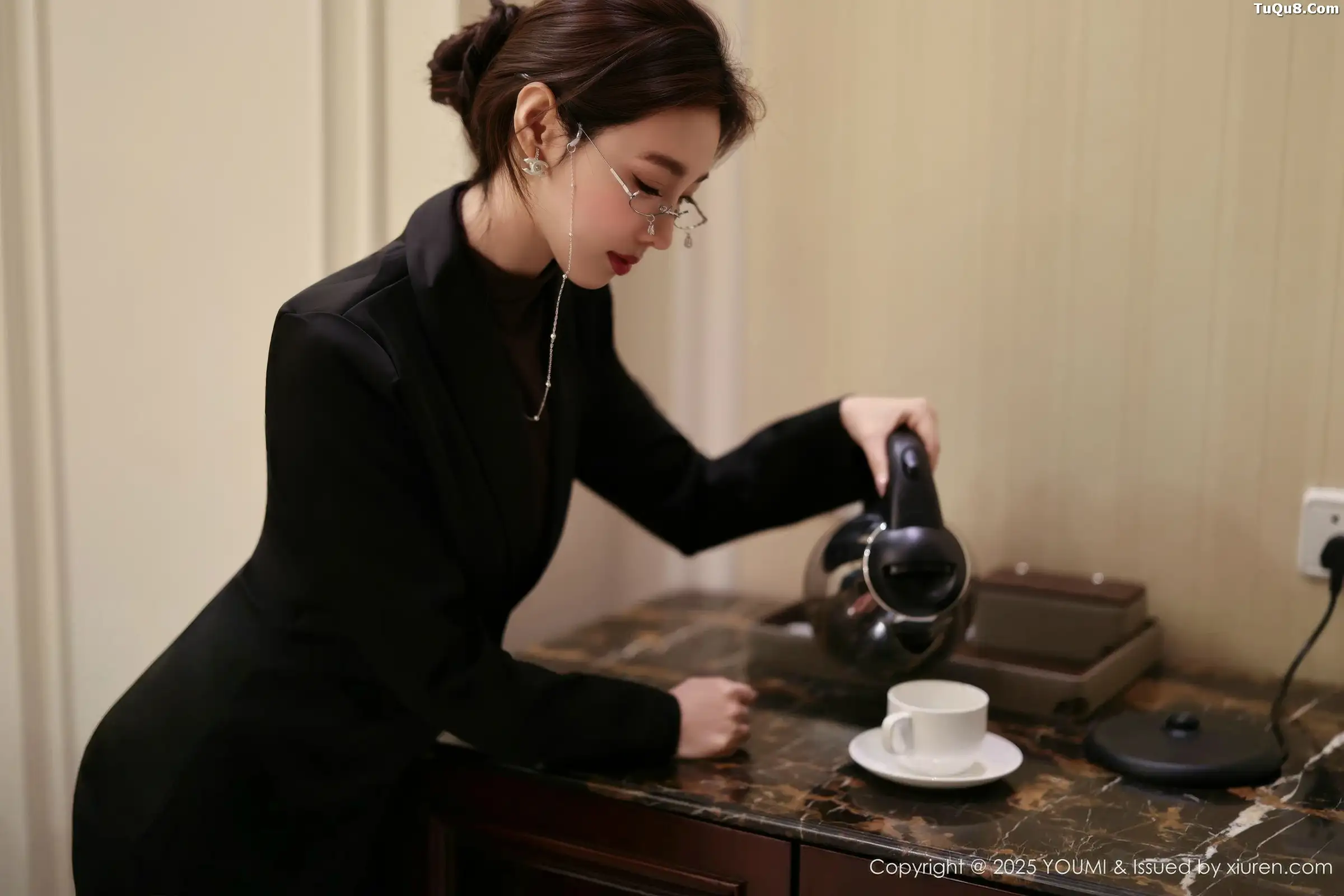 [YouMi尤蜜荟]Vol.1186_模特Twins-桃桃性感黑色西服配黑丝吊袜秀曼妙身姿迷人诱惑写真100P