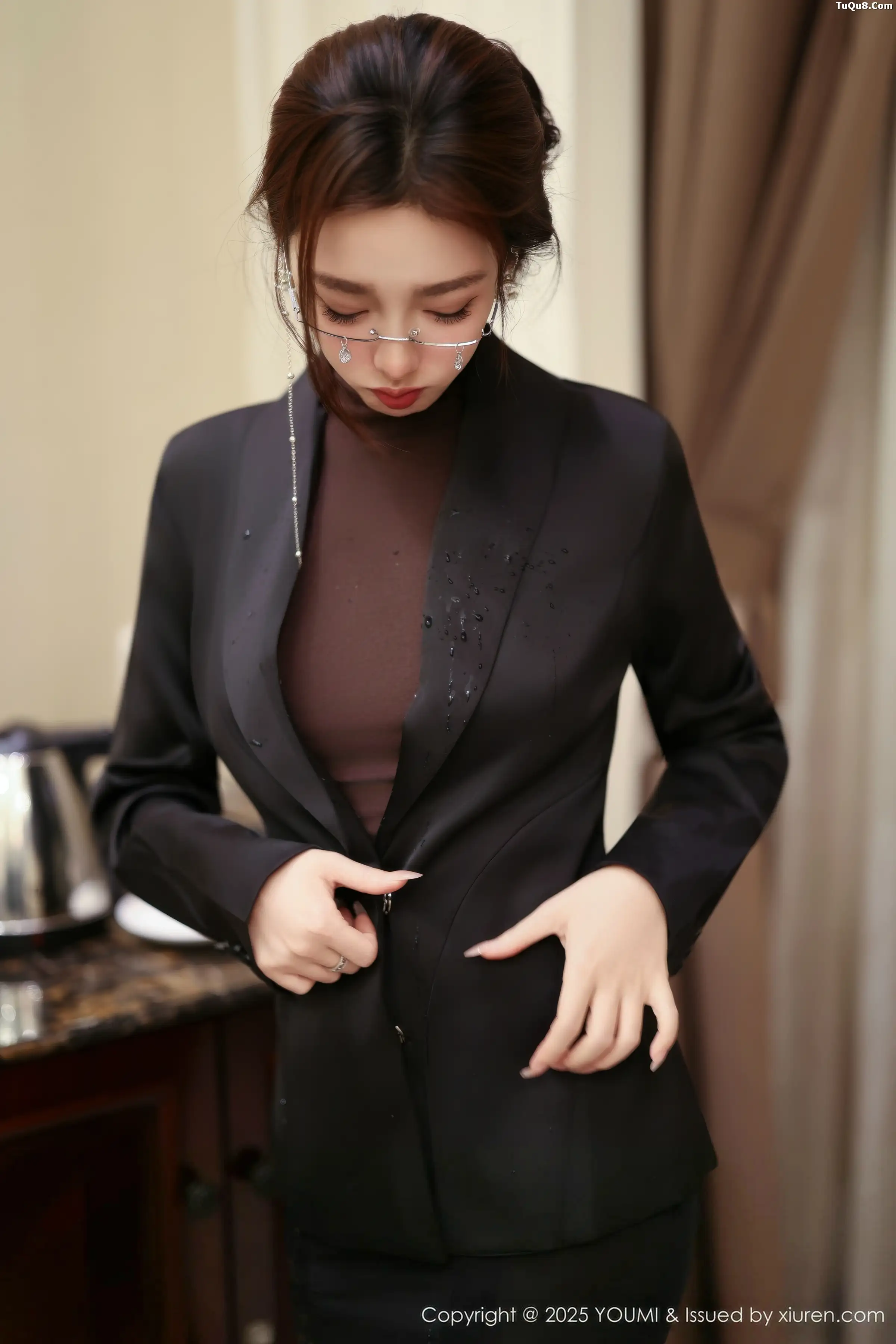 [YouMi尤蜜荟]Vol.1186_模特Twins-桃桃性感黑色西服配黑丝吊袜秀曼妙身姿迷人诱惑写真100P