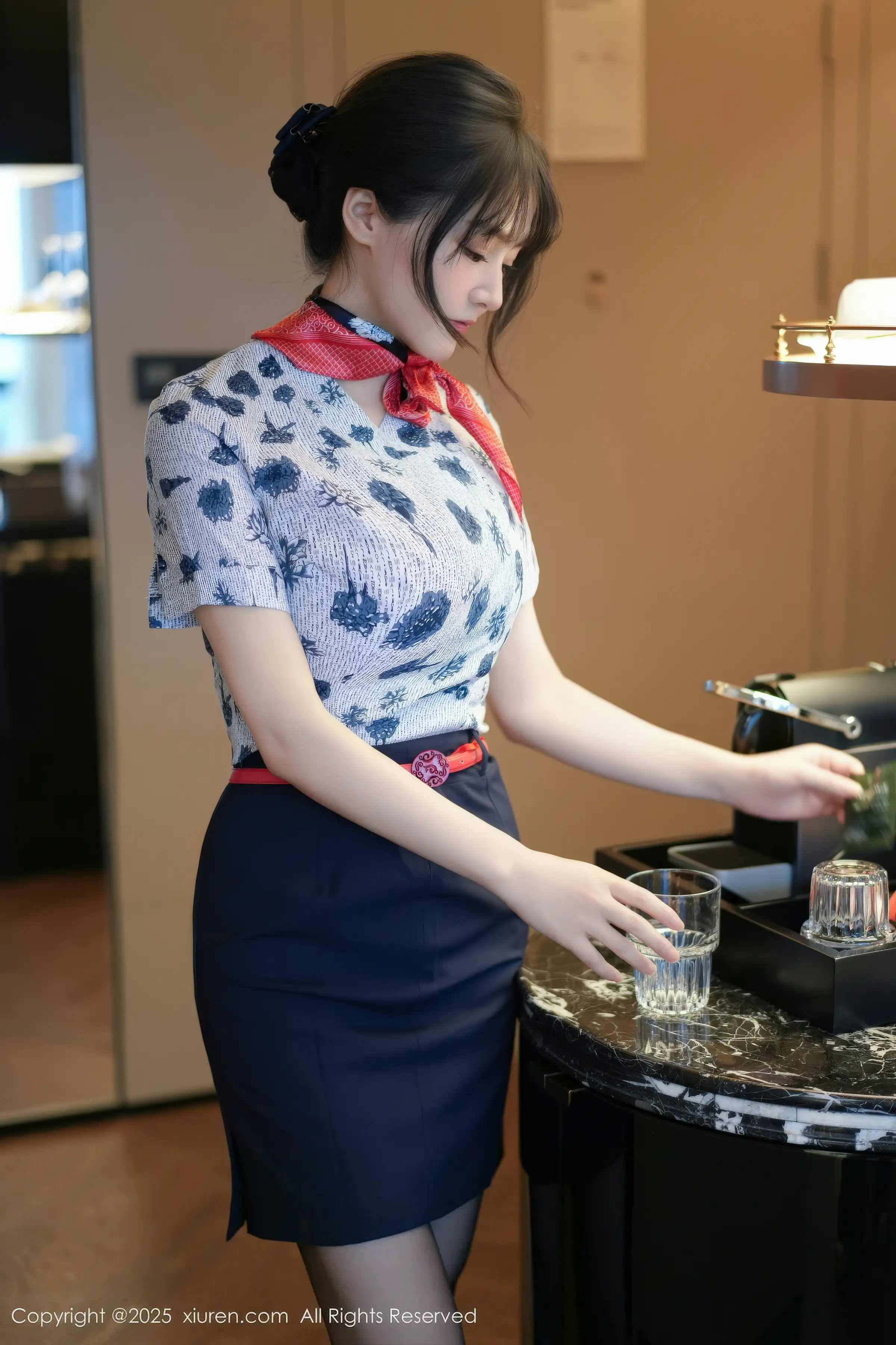 [[XiuRen秀人网]秀人网]No.11115_模特沈南汐RuRu性感空姐制服露灰色内衣秀凹凸身材诱惑写真80P