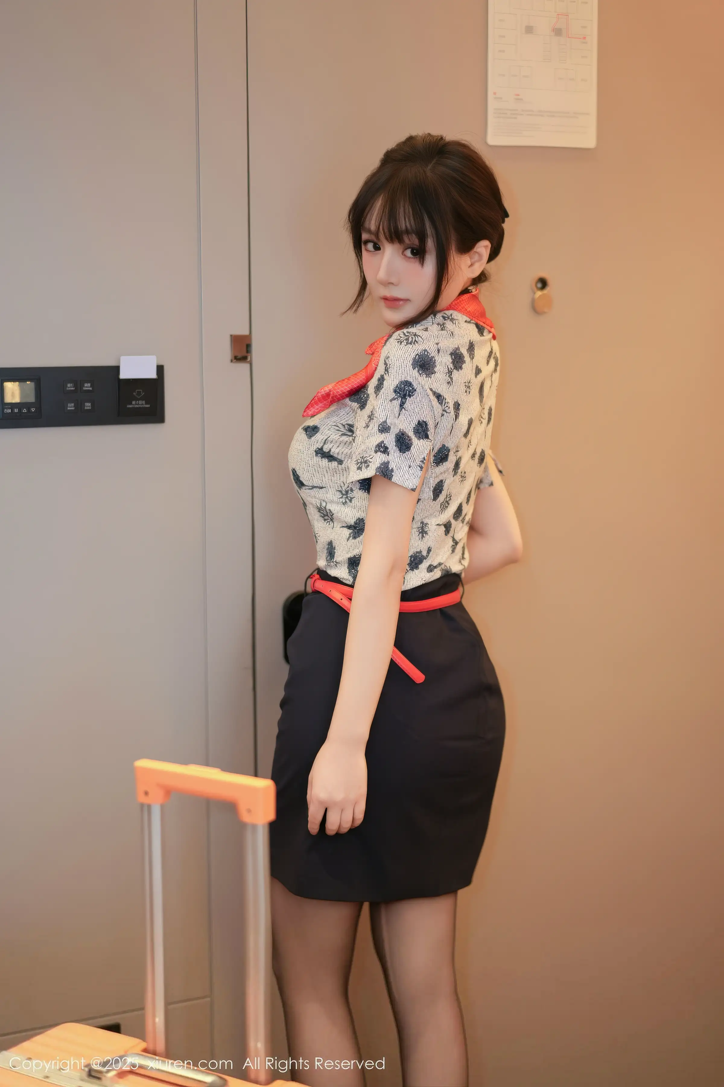 [[XiuRen秀人网]秀人网]No.11115_模特沈南汐RuRu性感空姐制服露灰色内衣秀凹凸身材诱惑写真80P