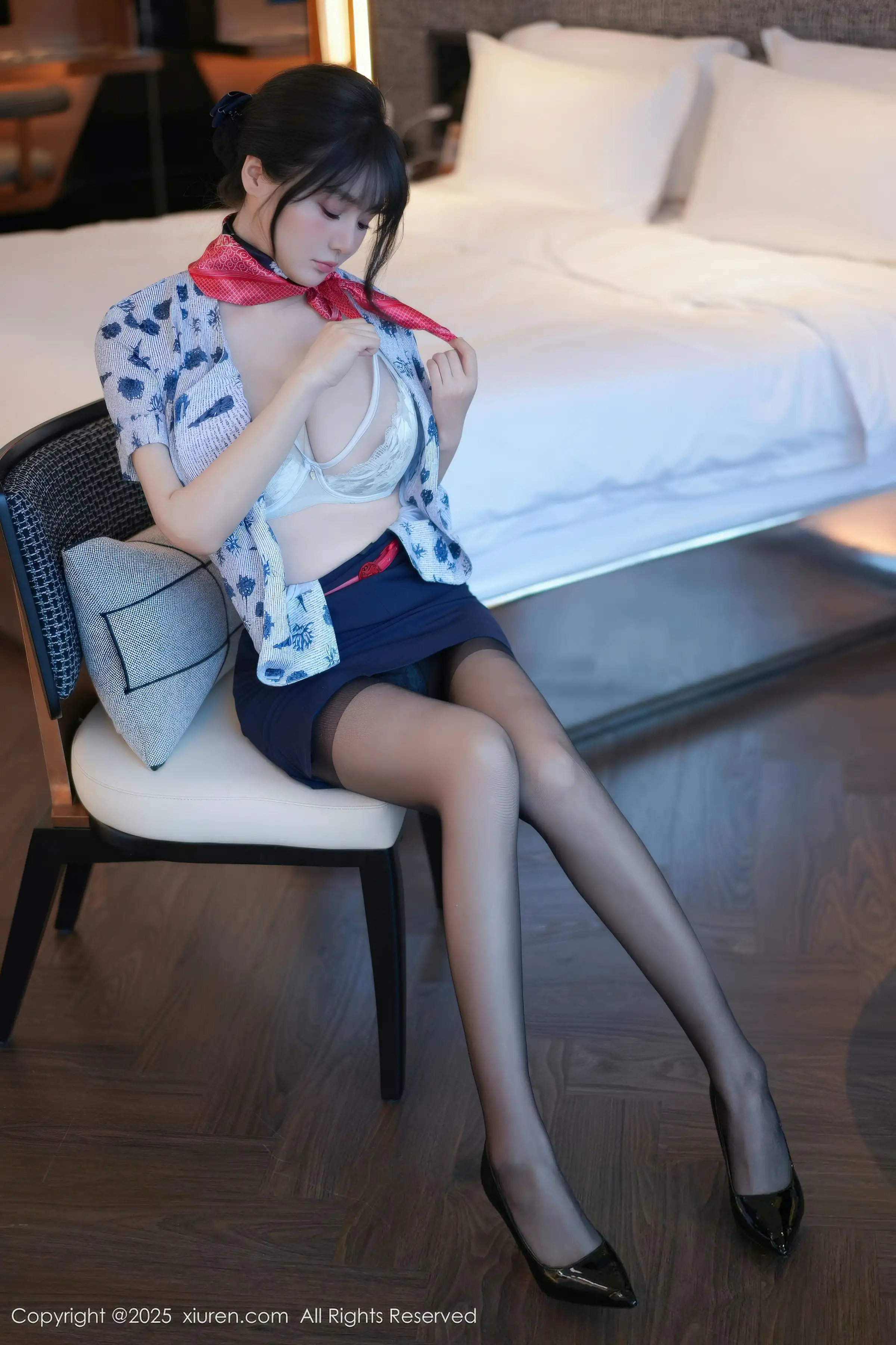 [[XiuRen秀人网]秀人网]No.11115_模特沈南汐RuRu性感空姐制服露灰色内衣秀凹凸身材诱惑写真80P