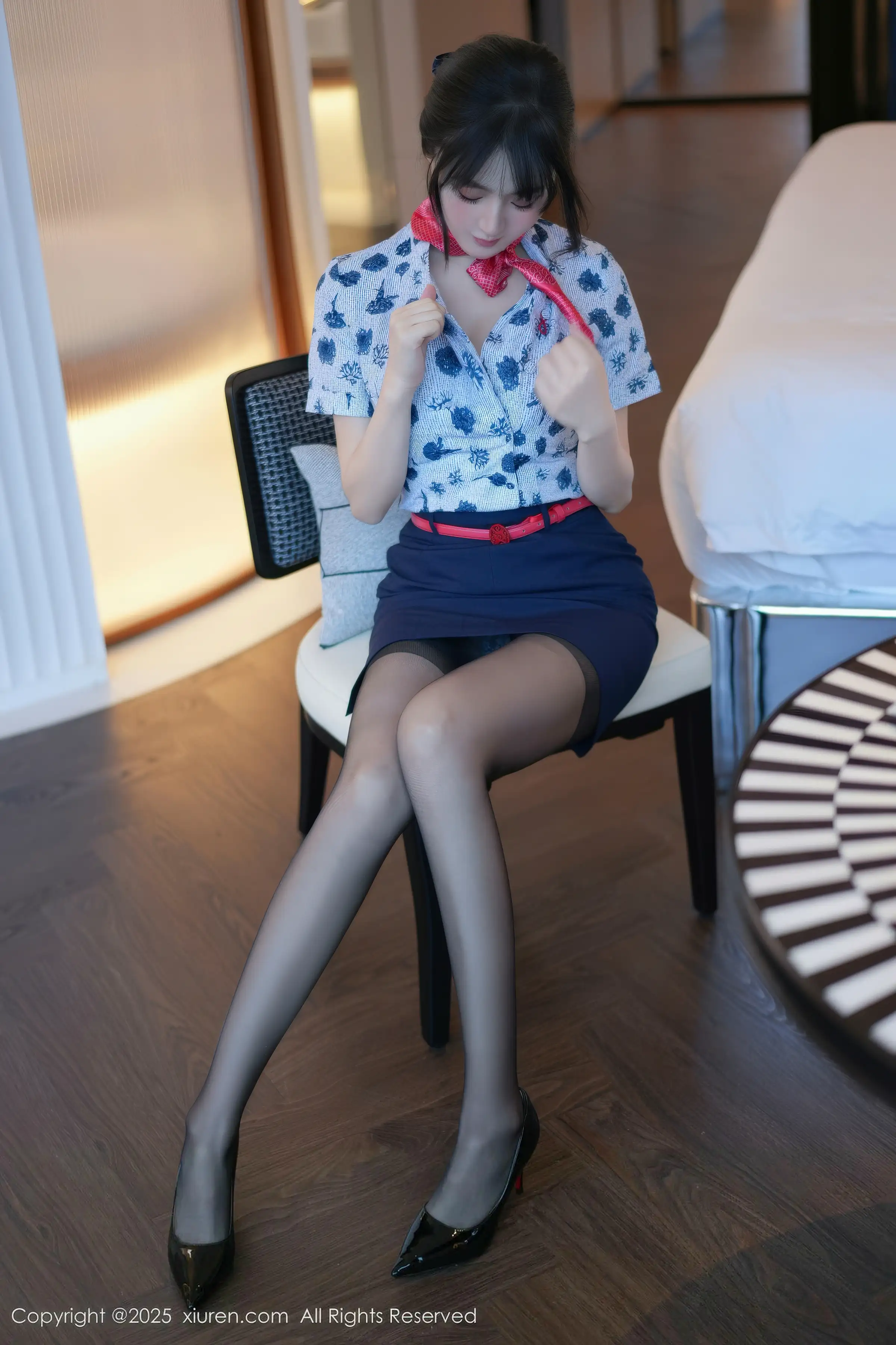 [[XiuRen秀人网]秀人网]No.11115_模特沈南汐RuRu性感空姐制服露灰色内衣秀凹凸身材诱惑写真80P