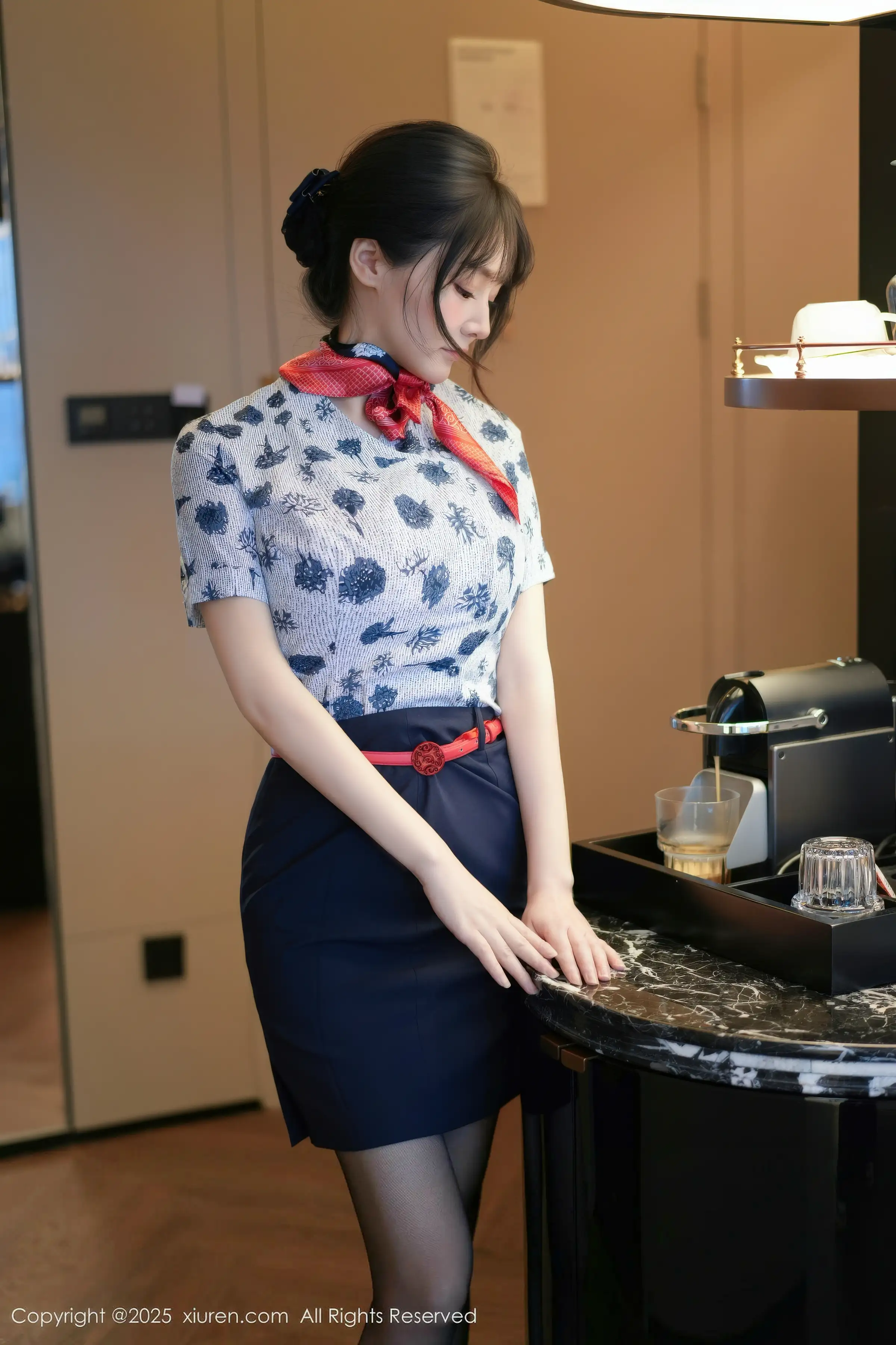 [[XiuRen秀人网]秀人网]No.11115_模特沈南汐RuRu性感空姐制服露灰色内衣秀凹凸身材诱惑写真80P