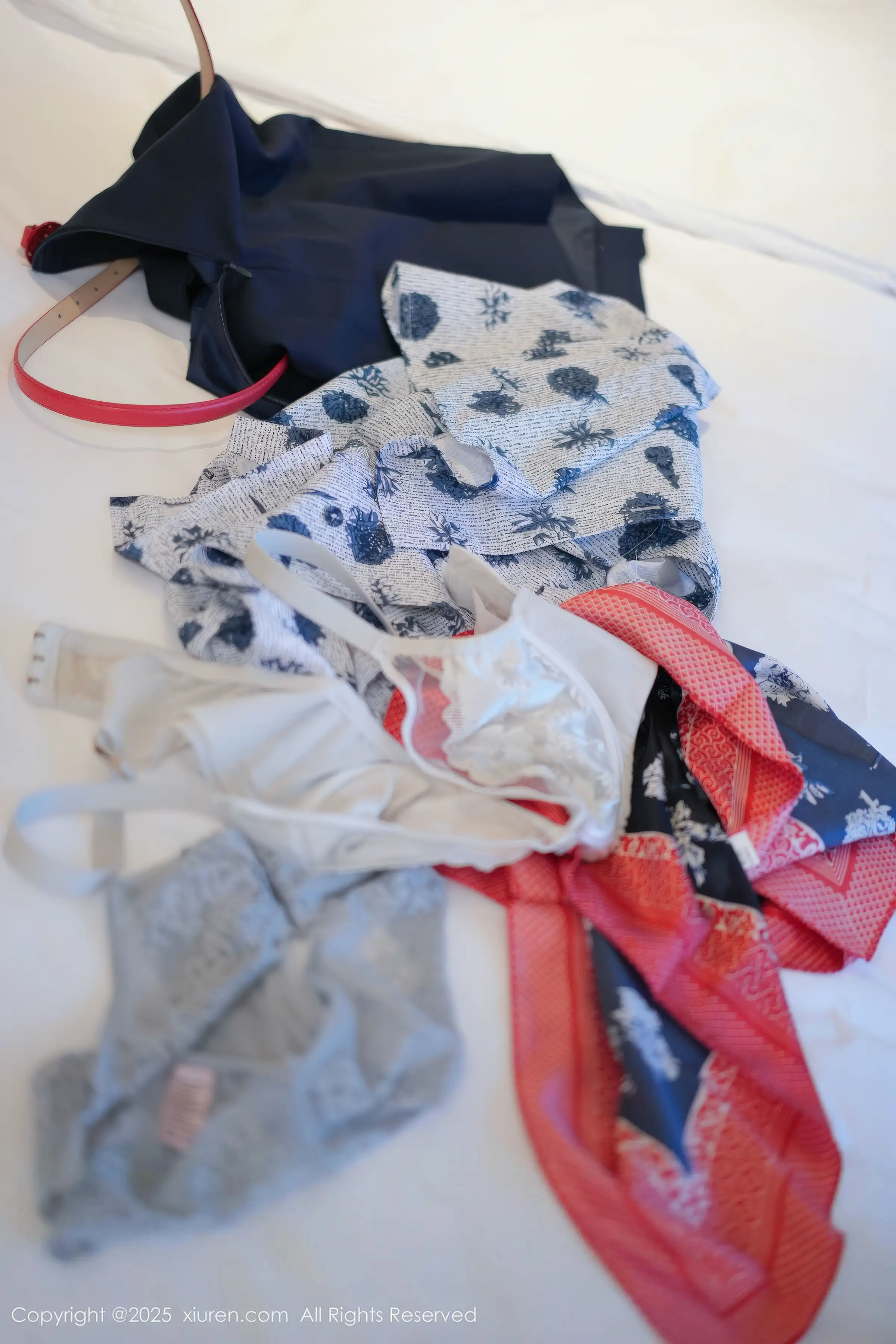 [[XiuRen秀人网]秀人网]No.11115_模特沈南汐RuRu性感空姐制服露灰色内衣秀凹凸身材诱惑写真80P